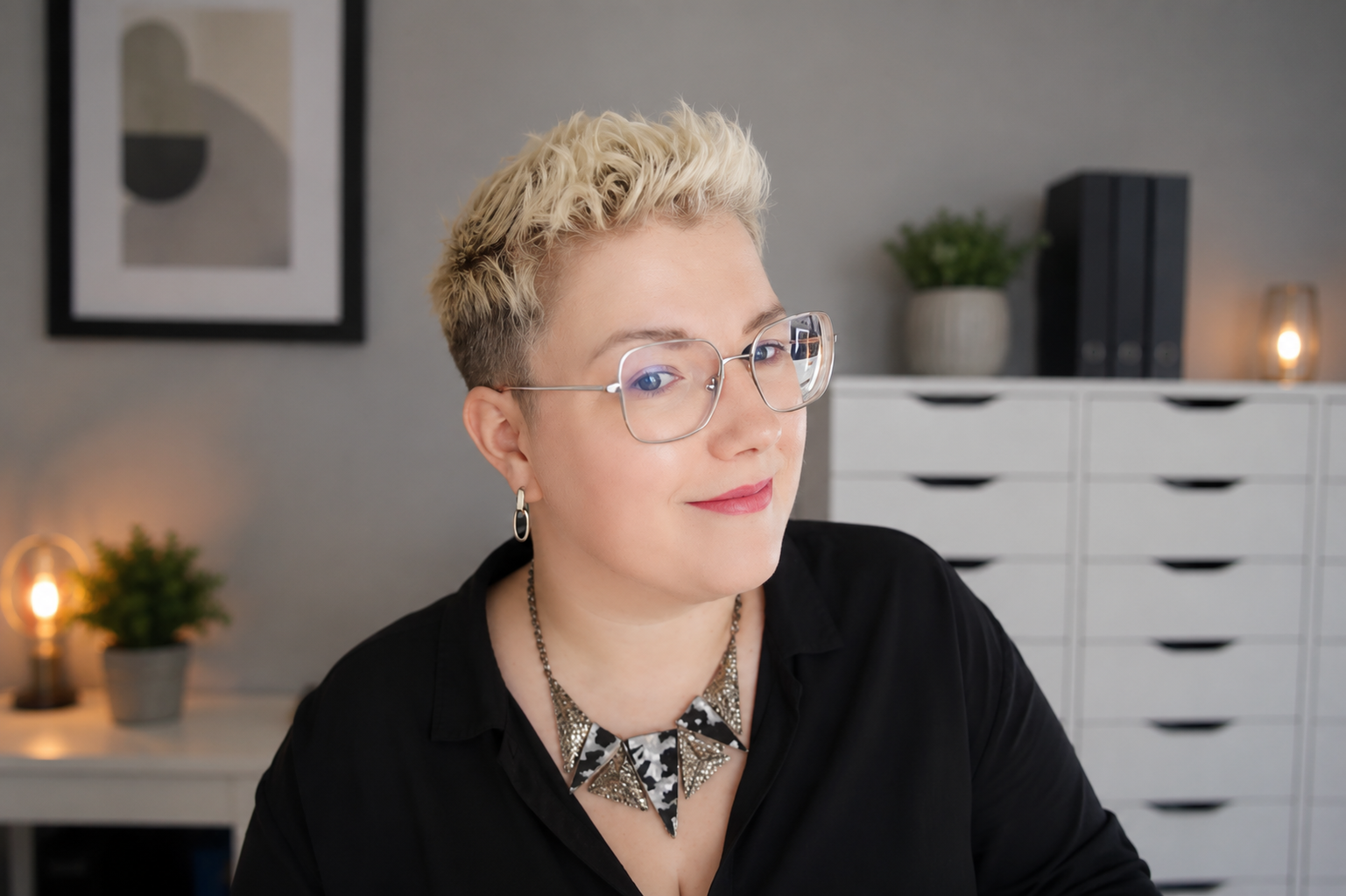 Kim Pinelli, certified Notion consultant, in her home office